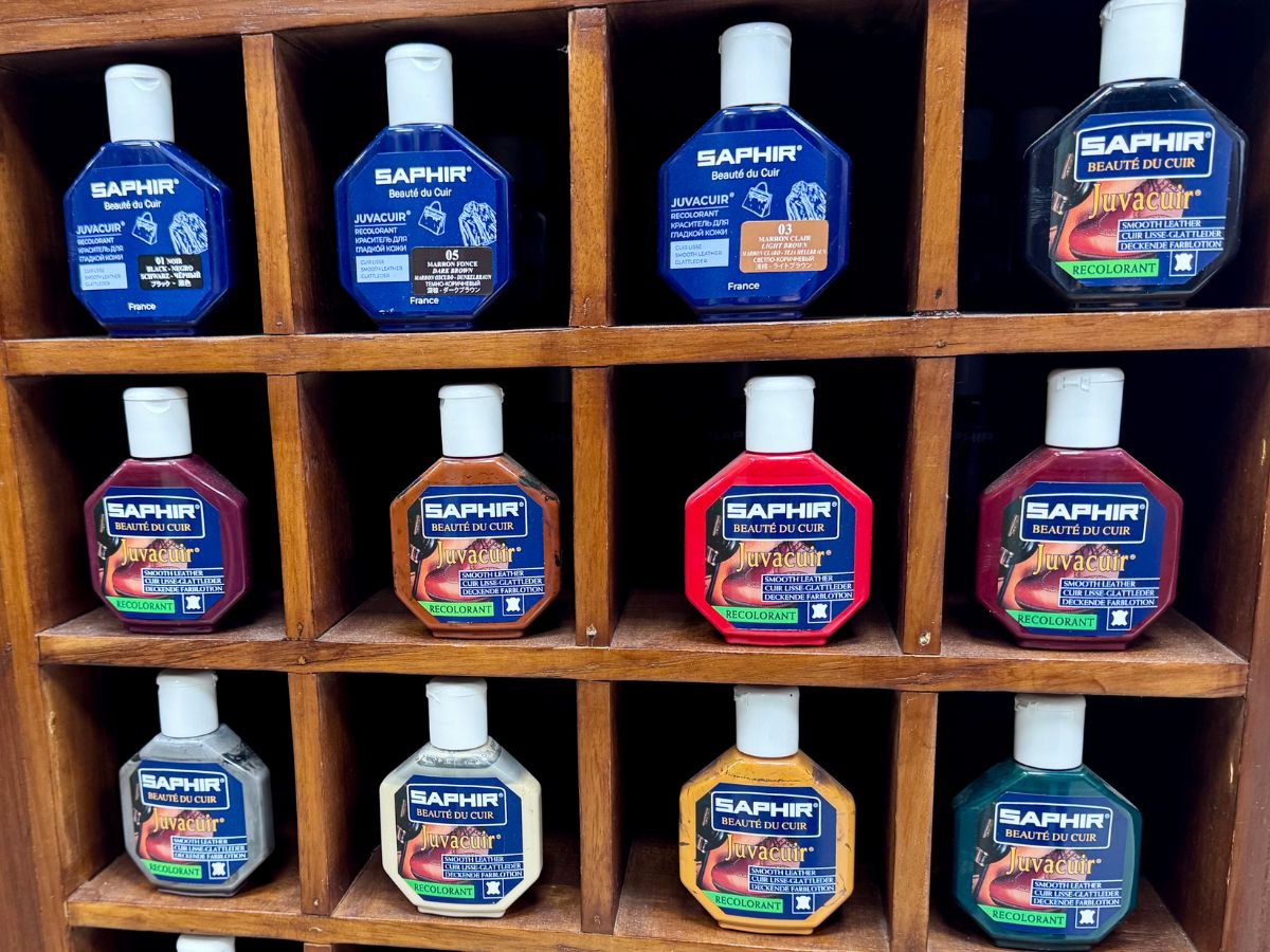 Étagère de flacons Saphir Juvacuir alignés en boutique