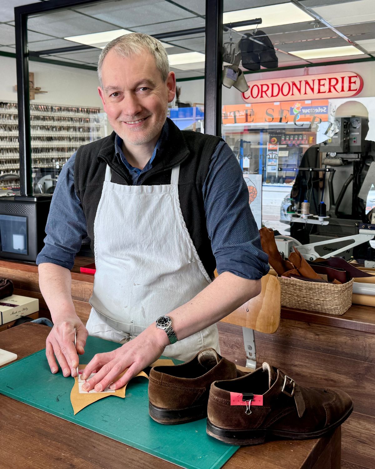 Hugo Crouail, artisan cordonnier bottier, devant la devanture de La Botte Secrète à Vernon